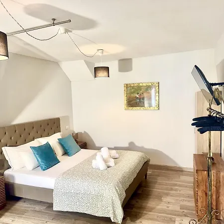 Cloud Nine, Apartment Laglio